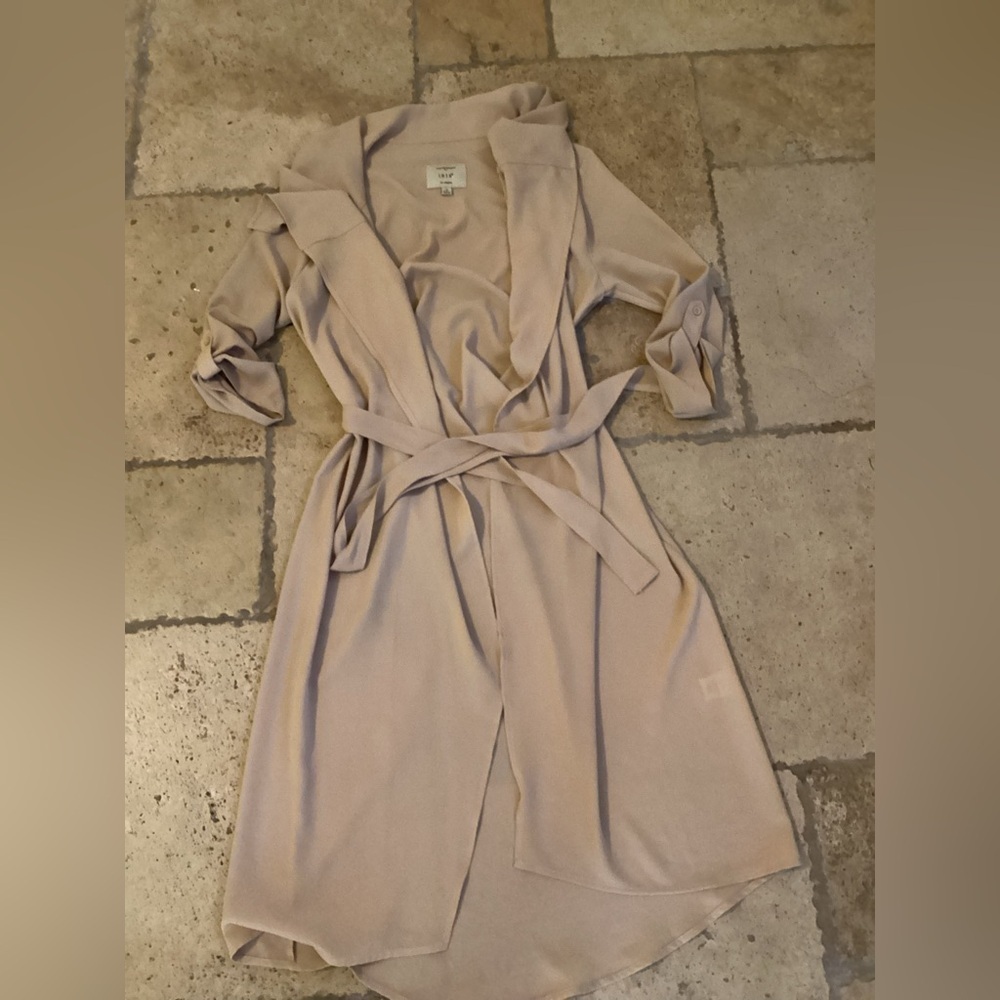 Iris Los Angeles wrap-belted -SZ M
Pit to pit 16”
Length 43”
